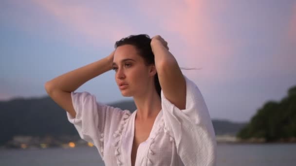 Bella donna sulla spiaggia durante il tramonto — Video Stock