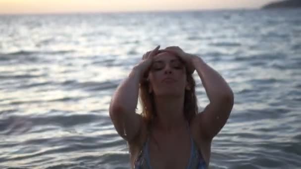 Pretty woman in the sea during sunset — Stock Video