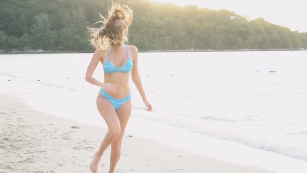 Hermosas chicas felices en la playa — Vídeos de Stock