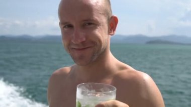 Yatta mutlu yakışıklı adam cruise