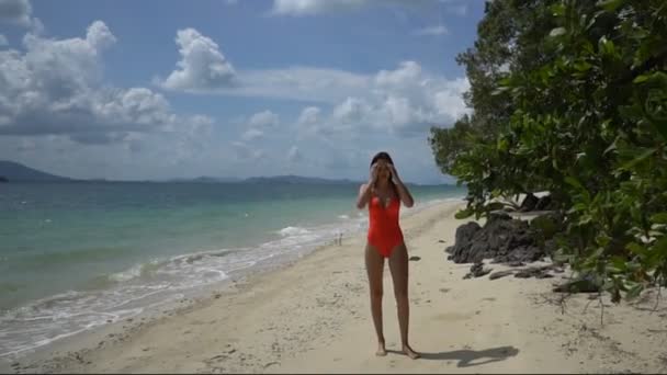 Beautiful happy woman on the beach — Stock Video