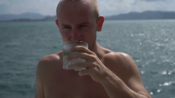 Yatta mutlu yakışıklı adam cruise — Stok video