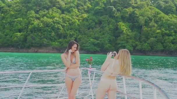 Belle ragazze felici sulla crociera yacht — Video Stock