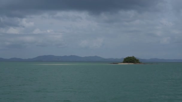 Маленький остров на море — стоковое видео