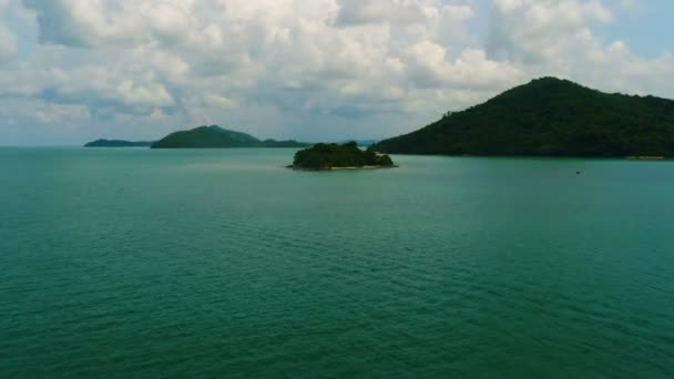 Vista aérea da ilha tropical e do mar — Vídeo de Stock