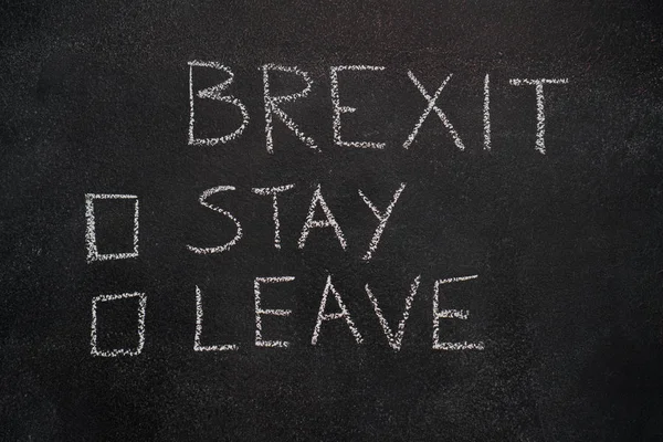 Brexit marad, vagy hagyja a fekete chalkboard — Stock Fotó