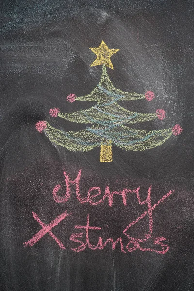 Árbol de Navidad con escritura de Feliz Navidad en pizarra negra — Foto de Stock