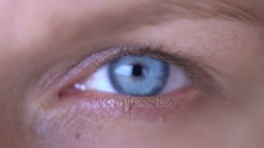Kadının mavi göz closeup