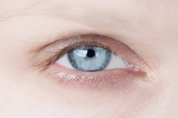 Närbild av kvinnans blå ögat — Stockfoto