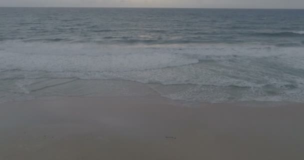 Vue aérienne du coucher du soleil sur la belle mer et le ciel nuageux. Tourné de la plage de sable fin — Video