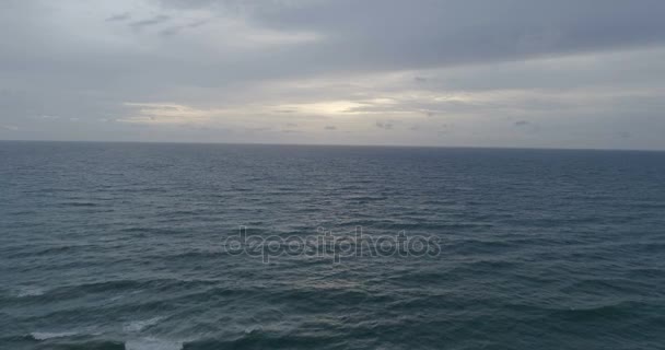 Vista aérea del atardecer sobre el hermoso mar y el cielo nublado — Vídeos de Stock