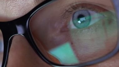 Closeup kadının gözünde gözlük inşaat üstünde laptop geceleri