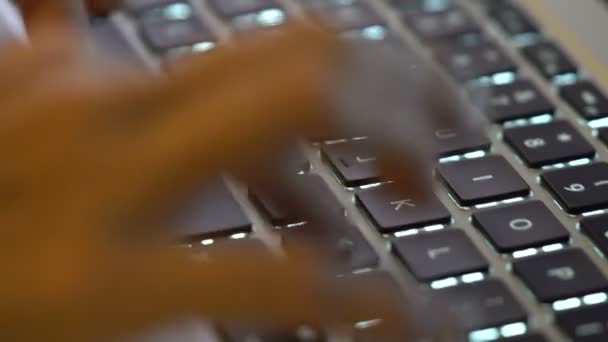 Ręce kobiety pisania na klawiaturze — Wideo stockowe