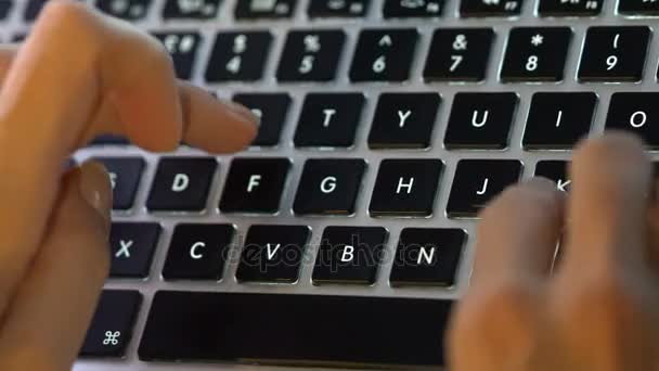 Kvinnans händer att skriva på tangentbordet — Stockvideo