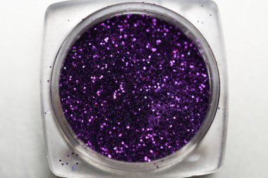 Mor çivi makyaj glitter