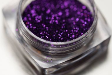 Mor çivi makyaj glitter