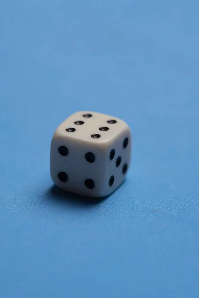Biały sześcienną kostką do gry nad niebieski — Zdjęcie stockowe