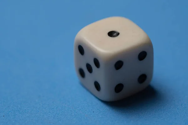 Biały sześcienną kostką do gry nad niebieski — Zdjęcie stockowe