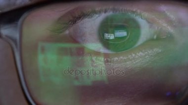 Closeup adamın gözünü bardaklarda dizüstü bilgisayarda geceleri çalışır.