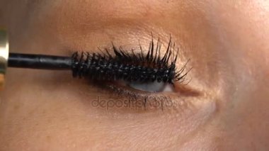 Kadının göz makyaj uygulamak