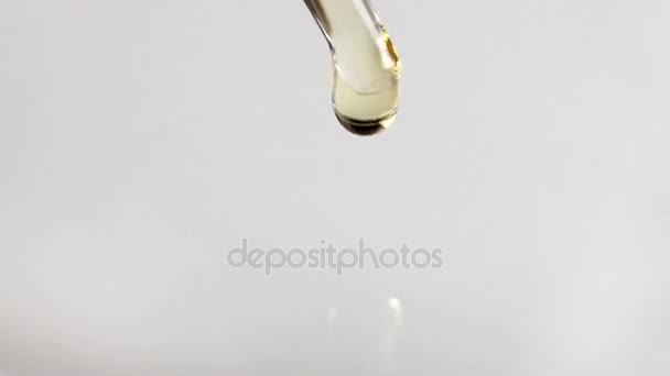 Капля масла в воде — стоковое видео