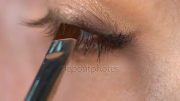 Ojo de mujer aplicando maquillaje — Vídeos de Stock