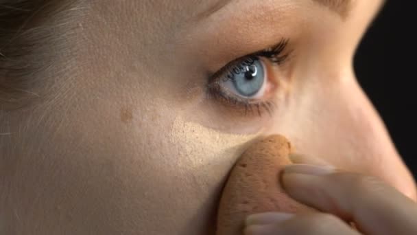 Vrouw gezicht toepassing van make-up — Stockvideo