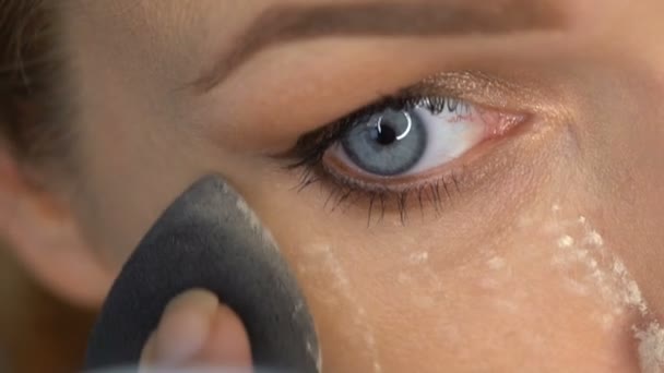 Vrouw gezicht toepassing van make-up — Stockvideo