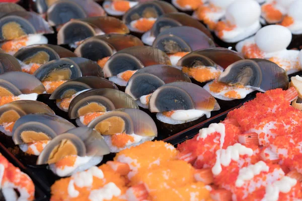 在户外市场的新鲜寿司 — 图库照片