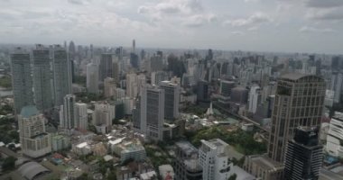 Bulutlu gün boyunca modern şehir