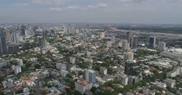 Bulutlu gün boyunca modern şehir — Stok video