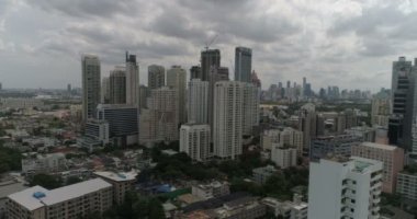 Bulutlu gün boyunca modern şehir