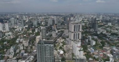 Bulutlu gün boyunca modern şehir