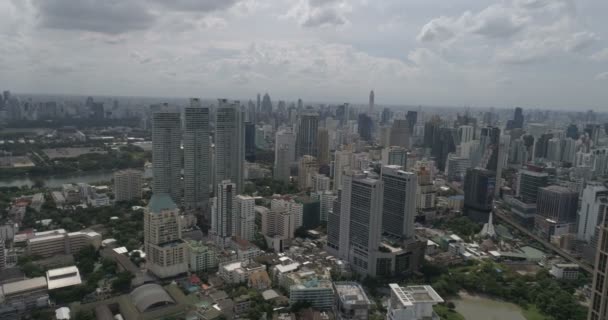 Bulutlu gün boyunca modern şehir — Stok video