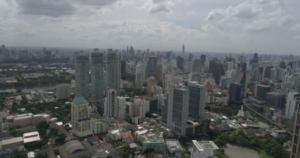 Ciudad moderna durante el día nublado — Vídeo de stock