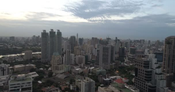 Ciudad moderna durante la hermosa puesta de sol nublado — Vídeo de stock