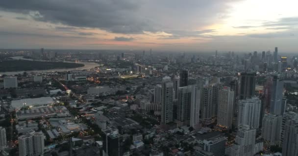 Ciudad moderna durante la hermosa puesta de sol nublado — Vídeo de stock