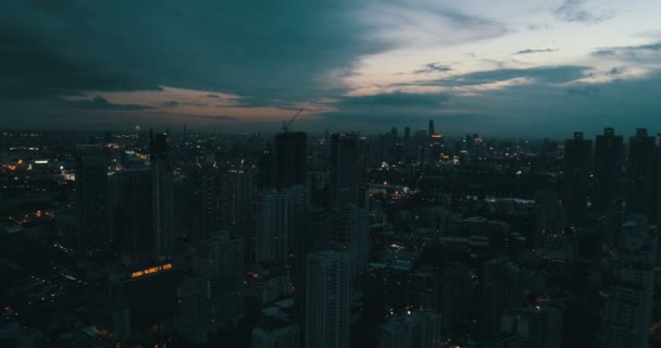 Ciudad moderna durante la hermosa puesta de sol nublado — Vídeo de stock