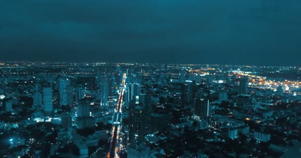 Ciudad moderna durante la hermosa noche nublada — Vídeo de stock