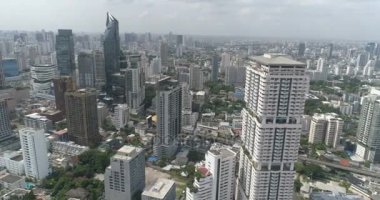 Bulutlu gün boyunca modern şehir