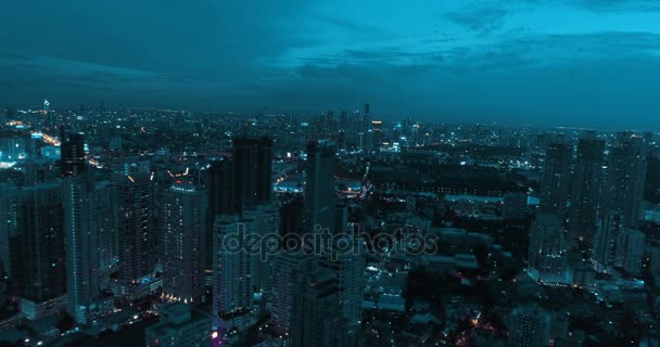 Città moderna durante la bella notte nuvolosa — Video Stock
