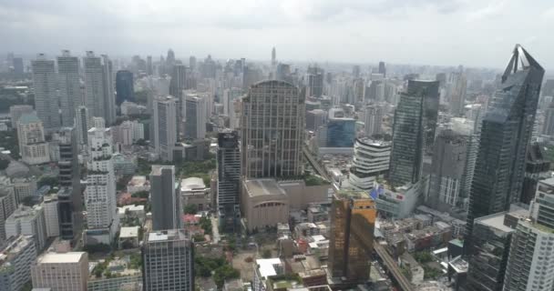 Moderne stad tijdens bewolkte dag — Stockvideo