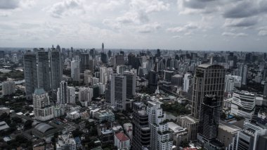 Bulutlu gün boyunca modern şehir