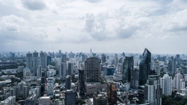 Bulutlu gün boyunca modern şehir