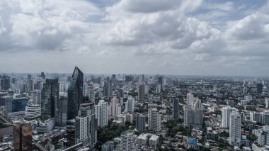 Bulutlu gün boyunca modern şehir