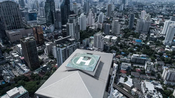 Helipad en la parte superior del rascacielos — Foto de Stock