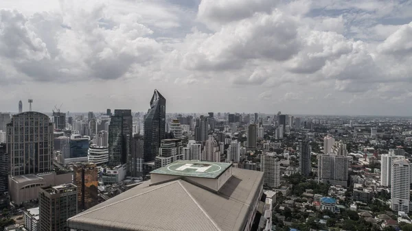 Вертолетная площадка на крыше небоскреба — стоковое фото