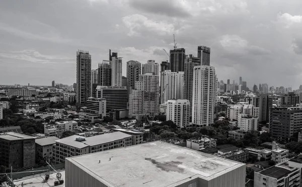 Ciudad moderna durante el día nublado — Foto de Stock