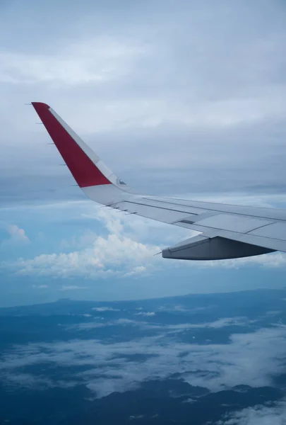 Wing of flying airplain — Stock Photo, Image