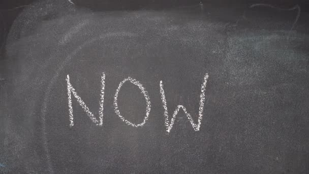 Hand schrijven "Nu, Past, Future" op zwarte schoolbord — Stockvideo